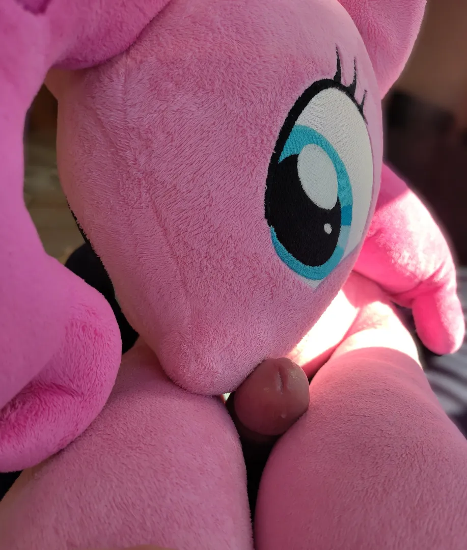 Pinkie knows best how to find leaks... or cause them. ‍