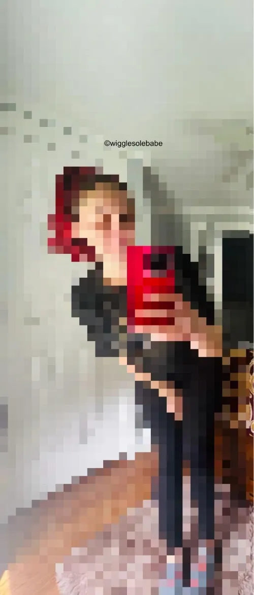 Pixels make you so weak.. go send and be a good boy for mommy!