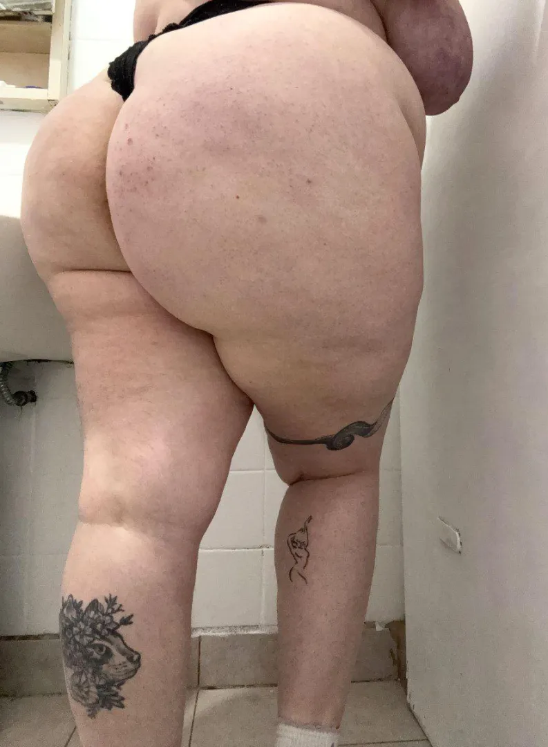 Taking photos always makes me question my chubby ass and thighs. am I still eye-catching to you? Y or N?