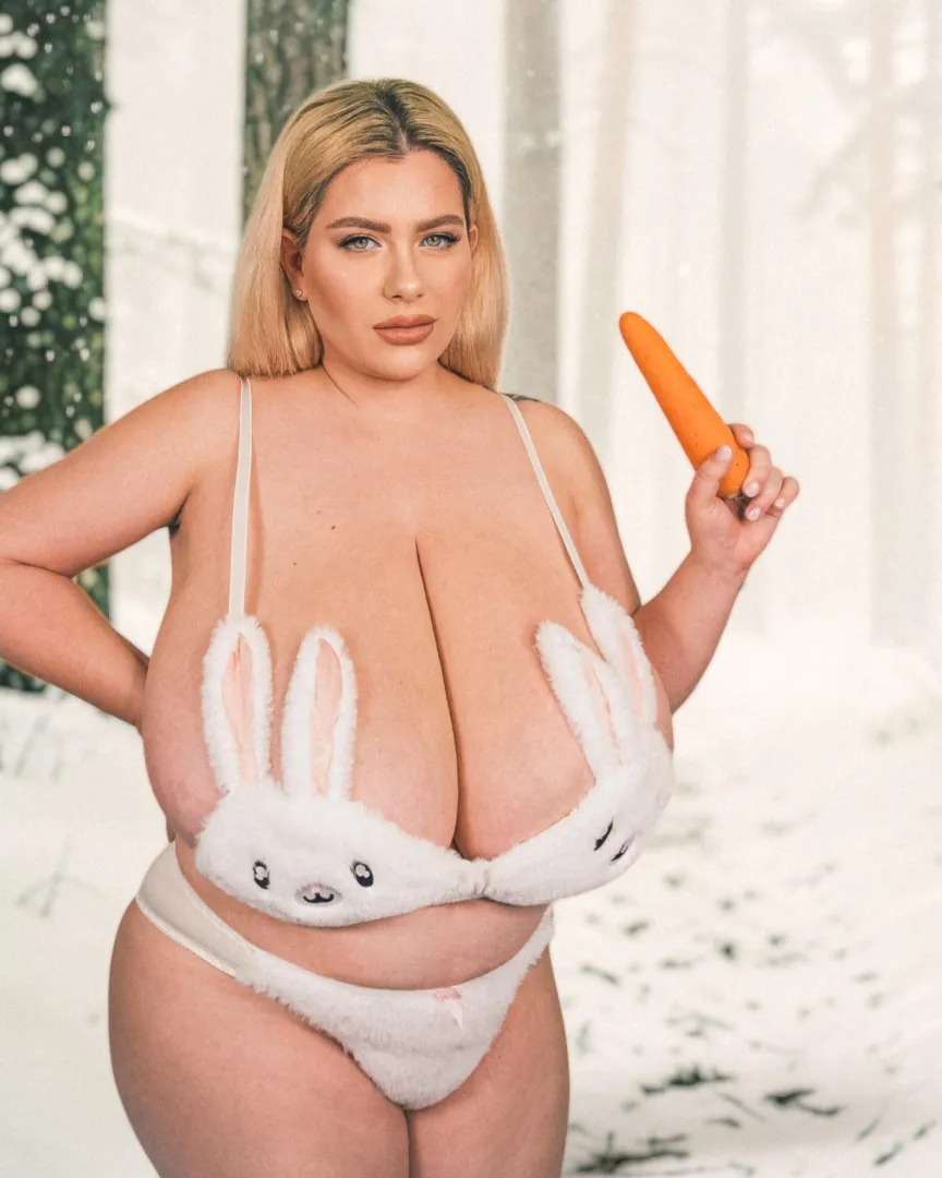 This fluffy Snowbunny loves huge carrots! ❄️