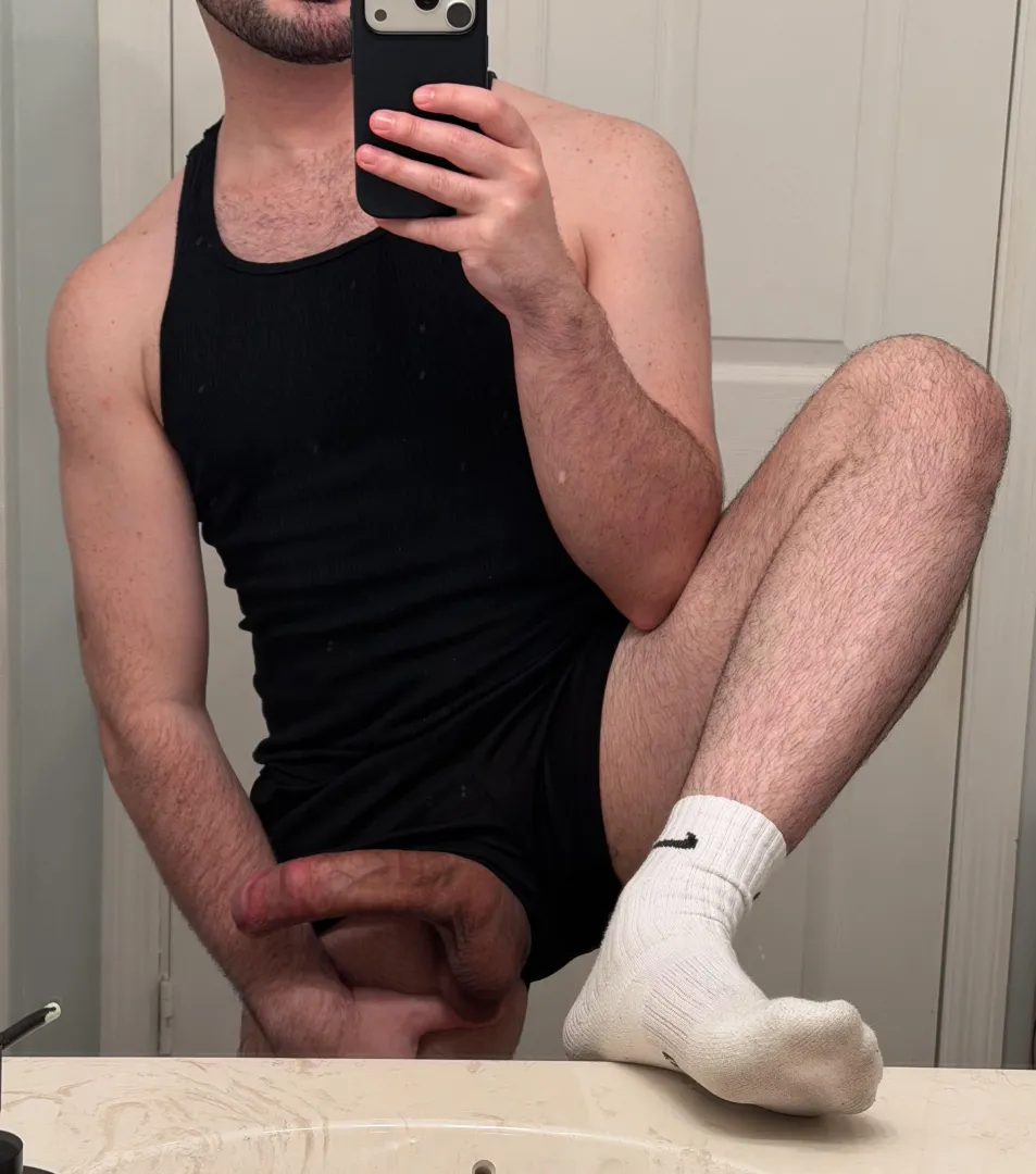 [29] Haven’t showered in 2 days and can’t stop edging my musky cock. Who wants a sniff?