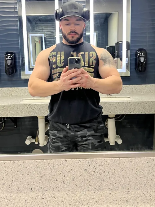 32[m4f] Arlington in the area for work this weekend 4/3 lookin for some fun