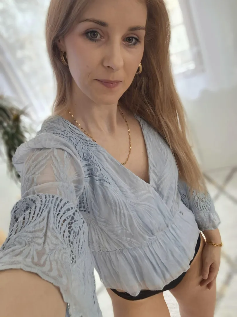 Can you help me comb my long blonde hair? ❤️‍