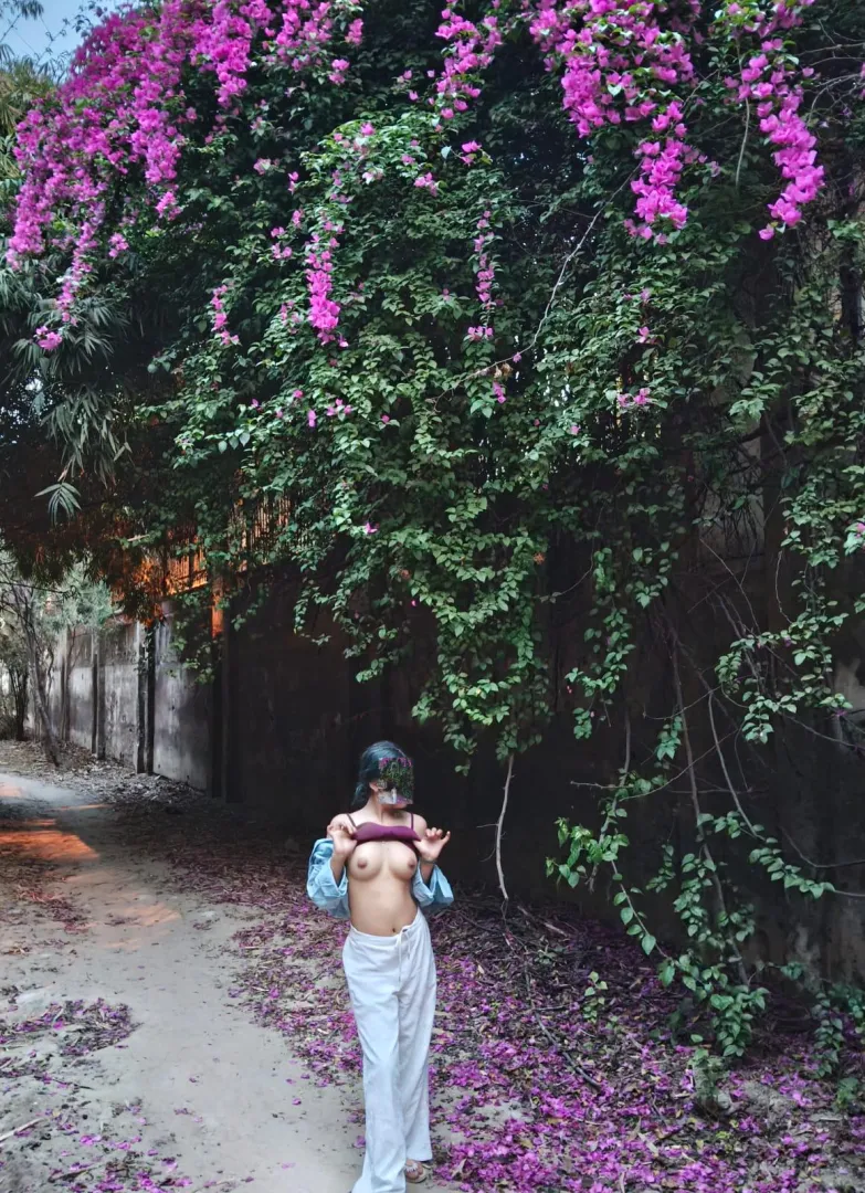 Flashed my tits to a group of boys!!!