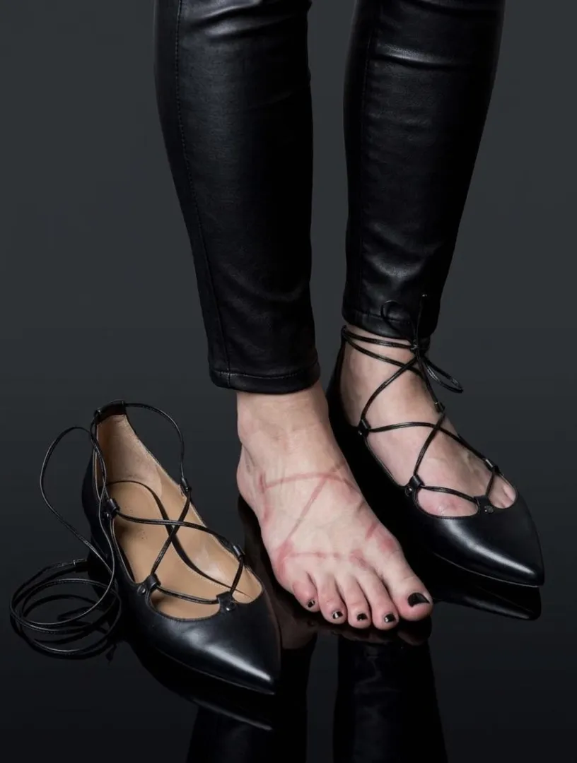 Lick her tired sweaty feet