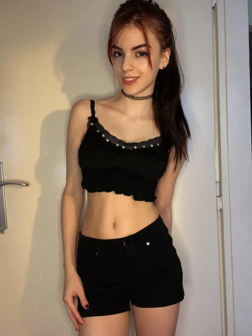 Love showing off my belly button <3