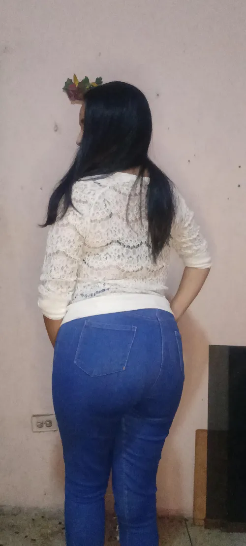 Mommy’s favorite pair of jeans... do you like the view from back here? 