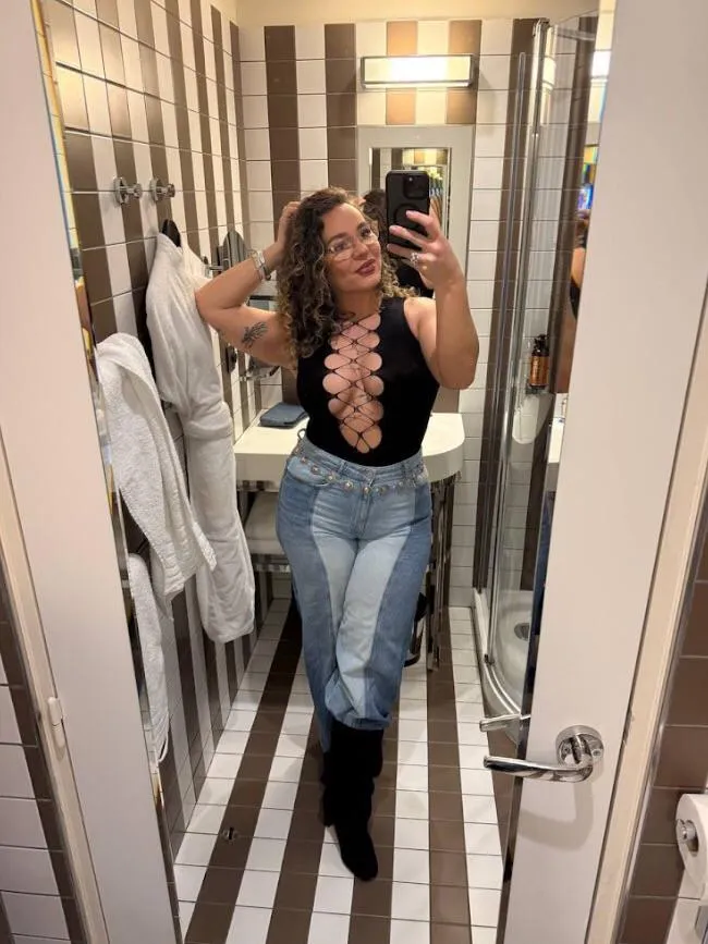 sometimes I’m a fancy milf, and sometimes I’m a comfy milf [f]