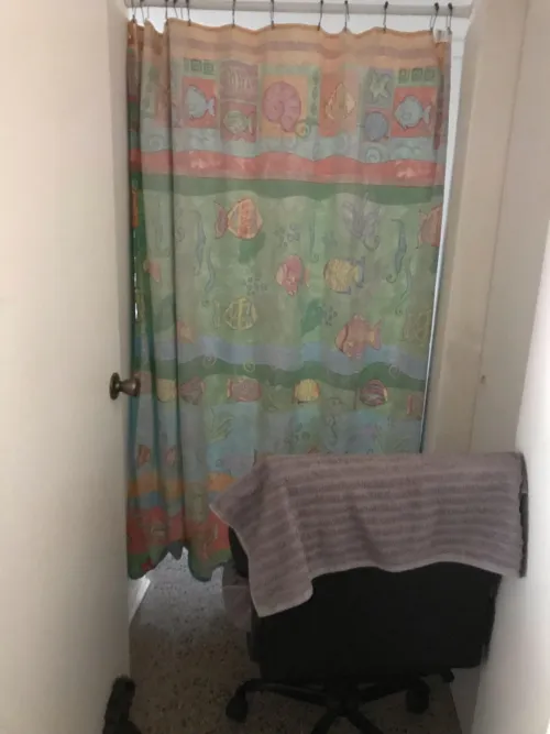 Throat Goat Chair and Curtain Glory Hole! Very Near Airport (about a 5 minute drive from airport) Discreet and Anonymous I worship edge and suck as long as you want or need Available late night too