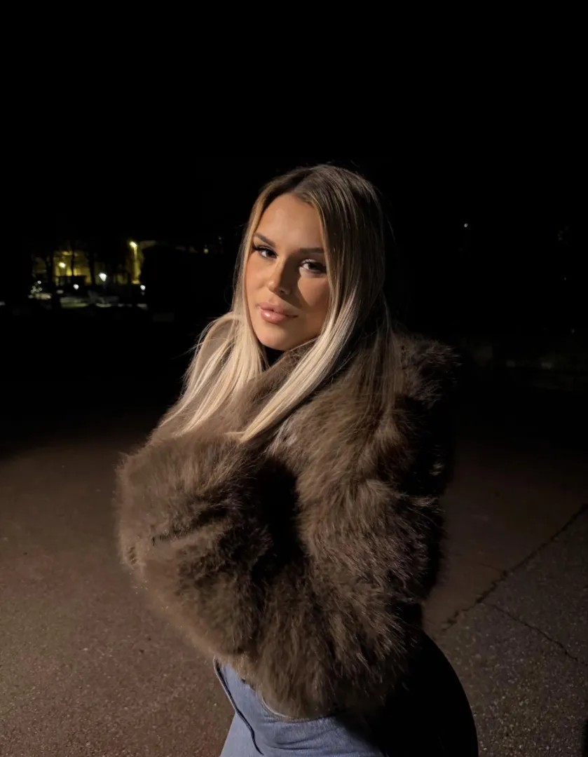 Viens me retirer tout mes vêtements 