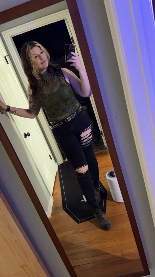 Went to a fun Tiki meet yesterday. A short man wanted me to peg him. Best night of his life. 6ft [f]