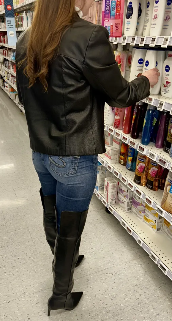 Who says you can’t look sexy while grocery shopping