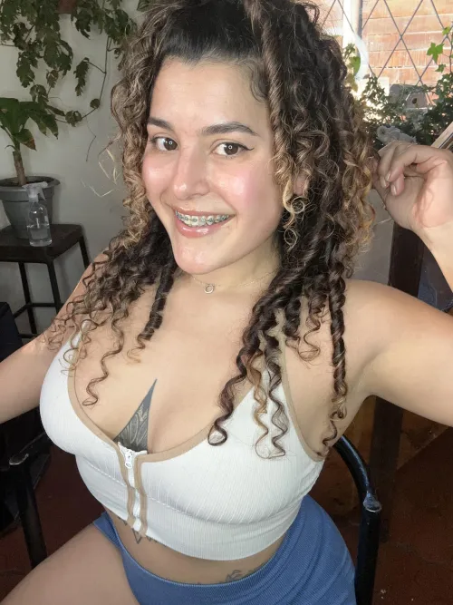 Wouldn't you like to start April with a sexy, hot, and attentive girl just for you? If you're into fetishes, I'm the perfect girlfriend for you.