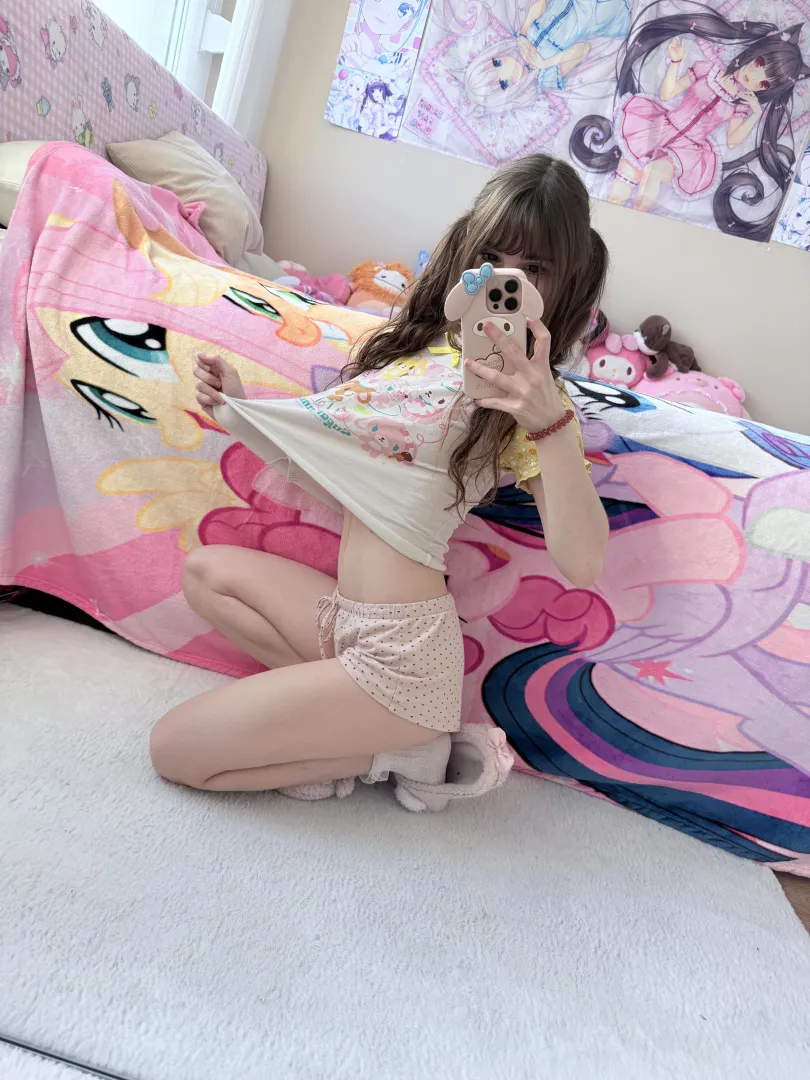 Any papa hunting for my small-boobed teen baby self?