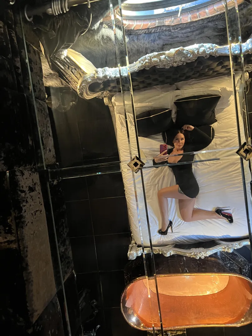 Are you a fan of ceiling mirrors….