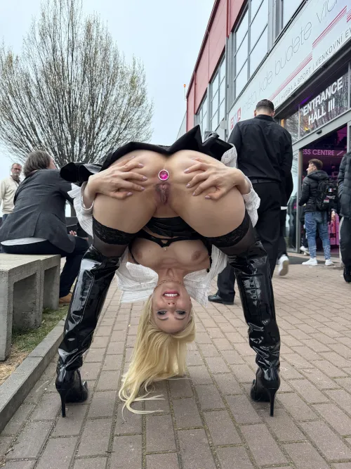 I love showing off my butt plug to everyone on the street