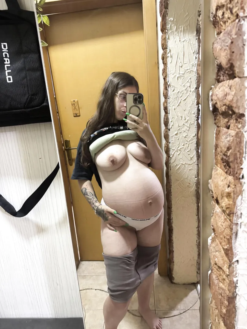 Looking 2 guys or couple to fuck preggo wife w me