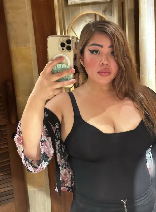 not enough milfs here i think....