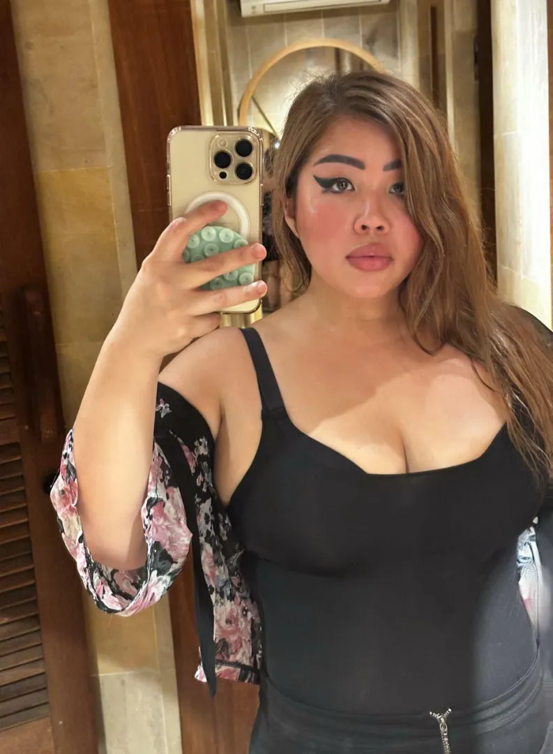 not enough milfs here i think....