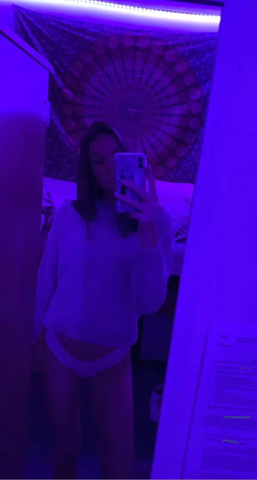 Någon som är här nu mitt på dagen? alla kanske jobbar :(