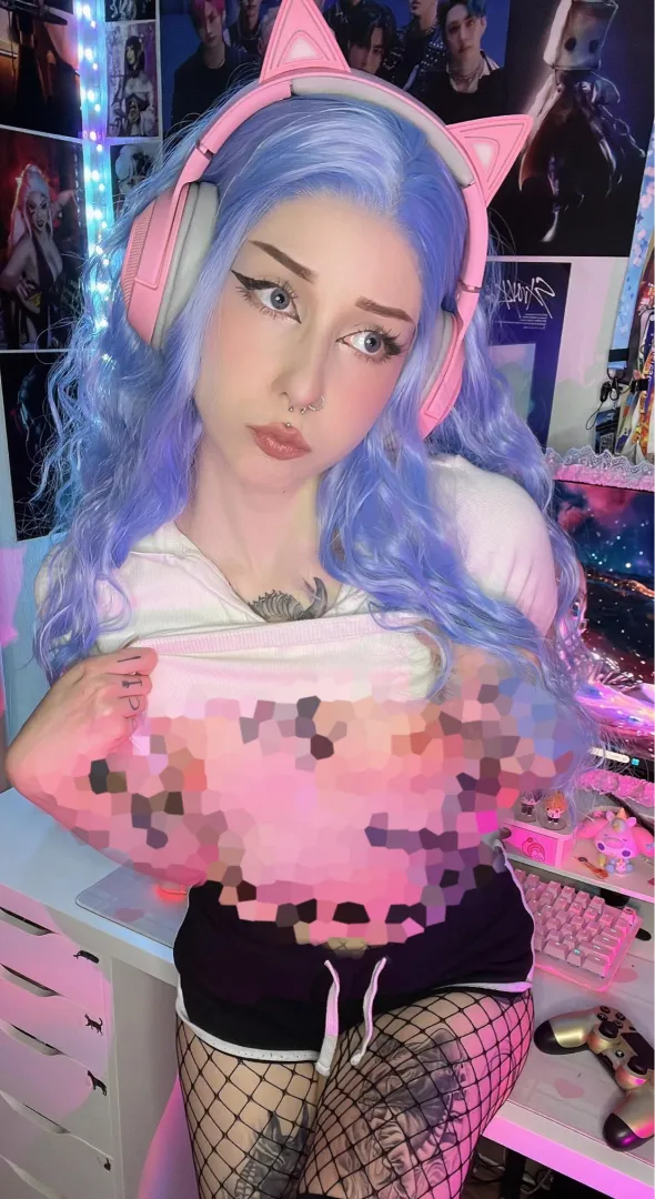 Oh look at my tits ooops pixels!