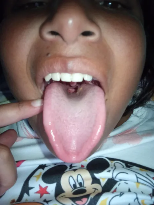 ¡Tengo un hambre en la garganta! Y no mastica, solo traga. {F}