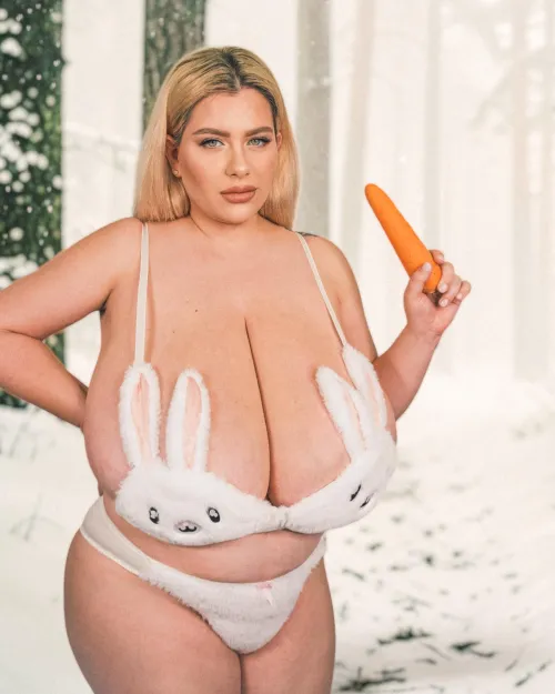 This fluffy Snowbunny loves huge carrots! ❄️