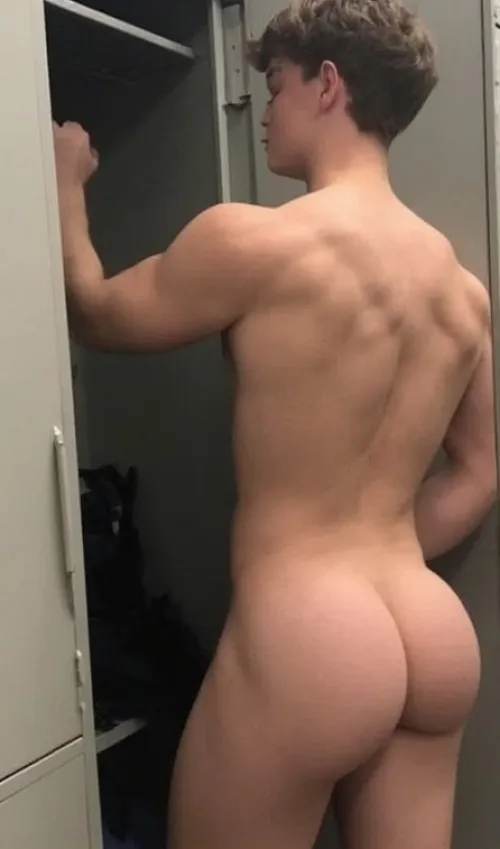 walking by and saw this fat bubble butt