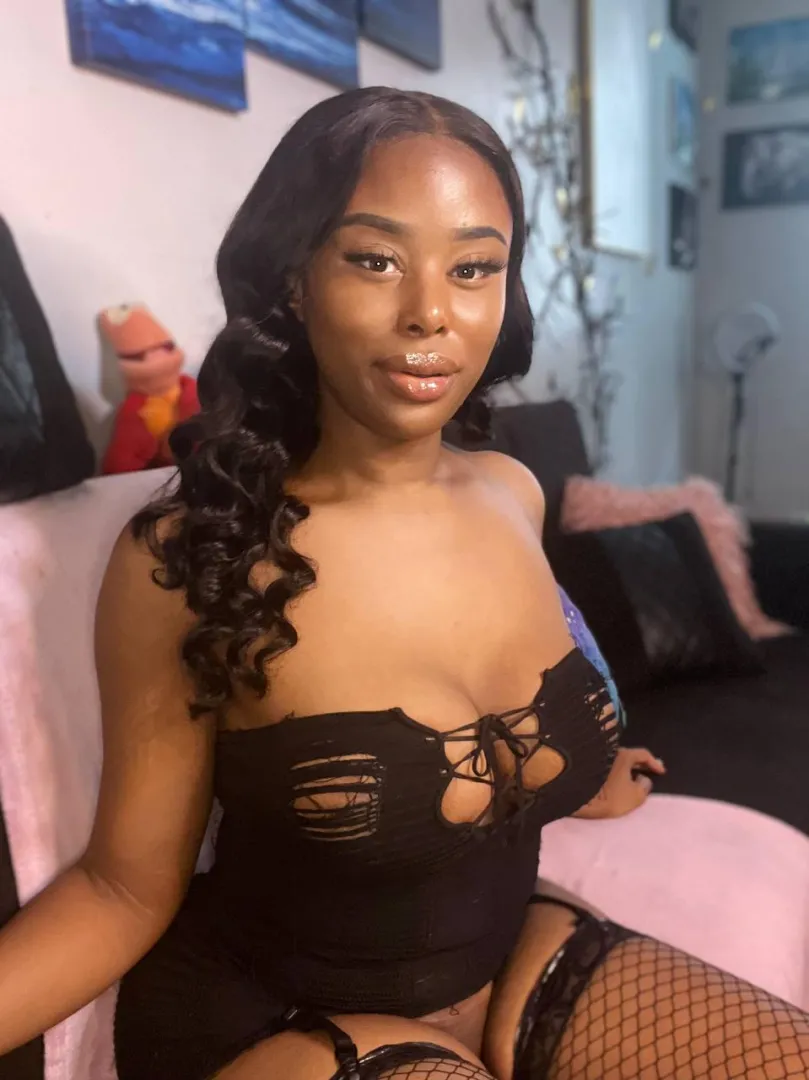 Would you fuck me on the first date knowing I have a girl cock?