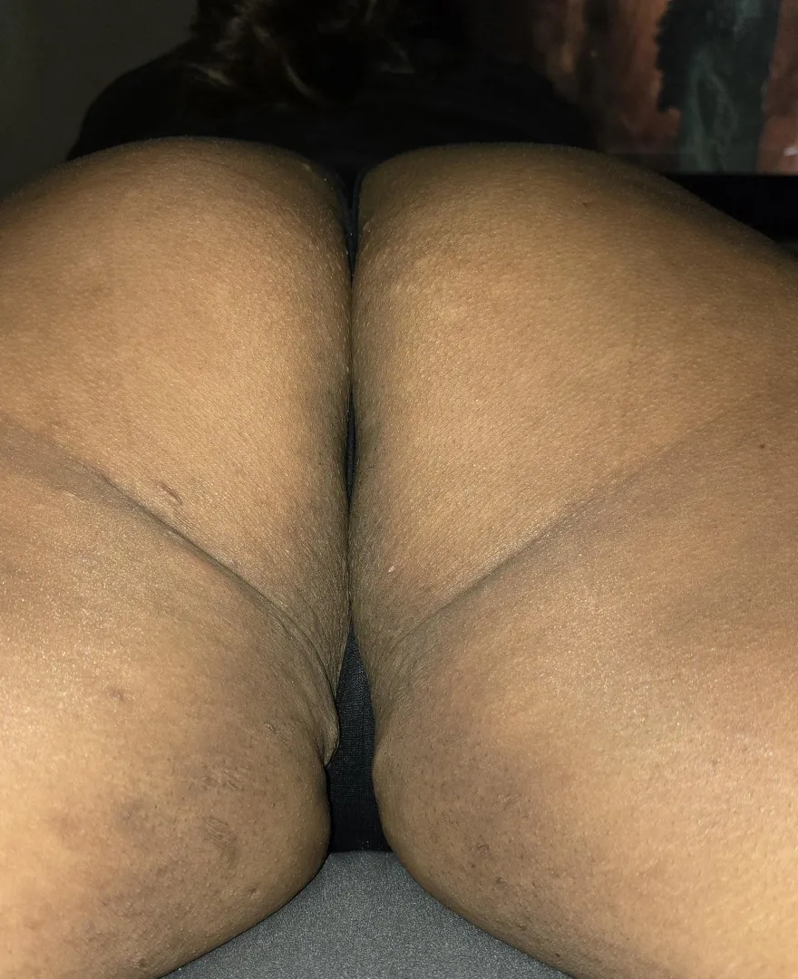 Would you wanna bury your face in those milf cheeks? 