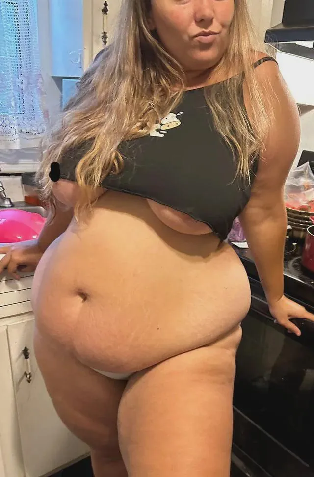 230 lbs of soft, jiggly mombod!