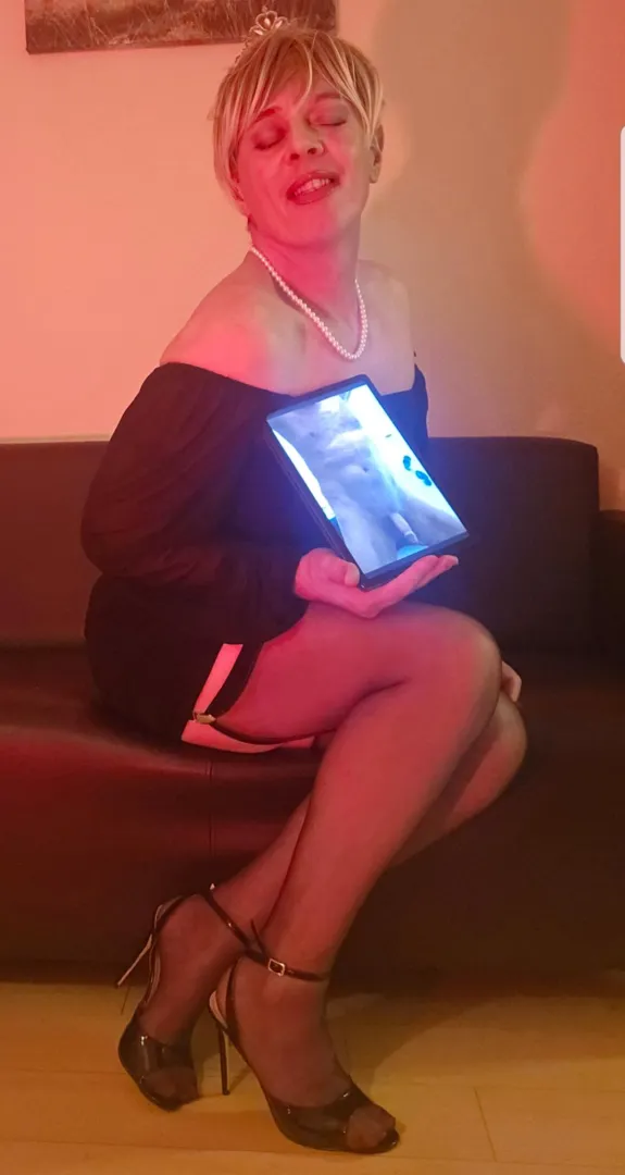 ❤All the hunky pics you guys send me make me feel so girly and feminine x ❤