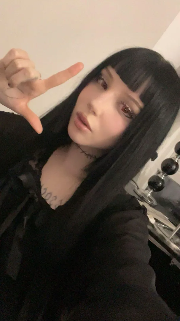 alt girl doing a loser sign made u weak already