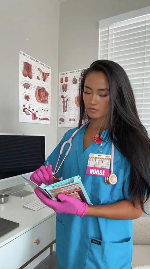 Am I a cute nurse ? Be honest.