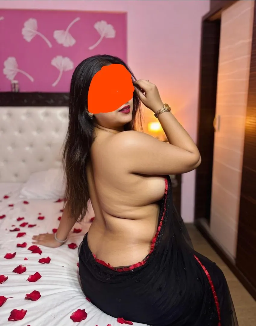 Black Saree aur Mai