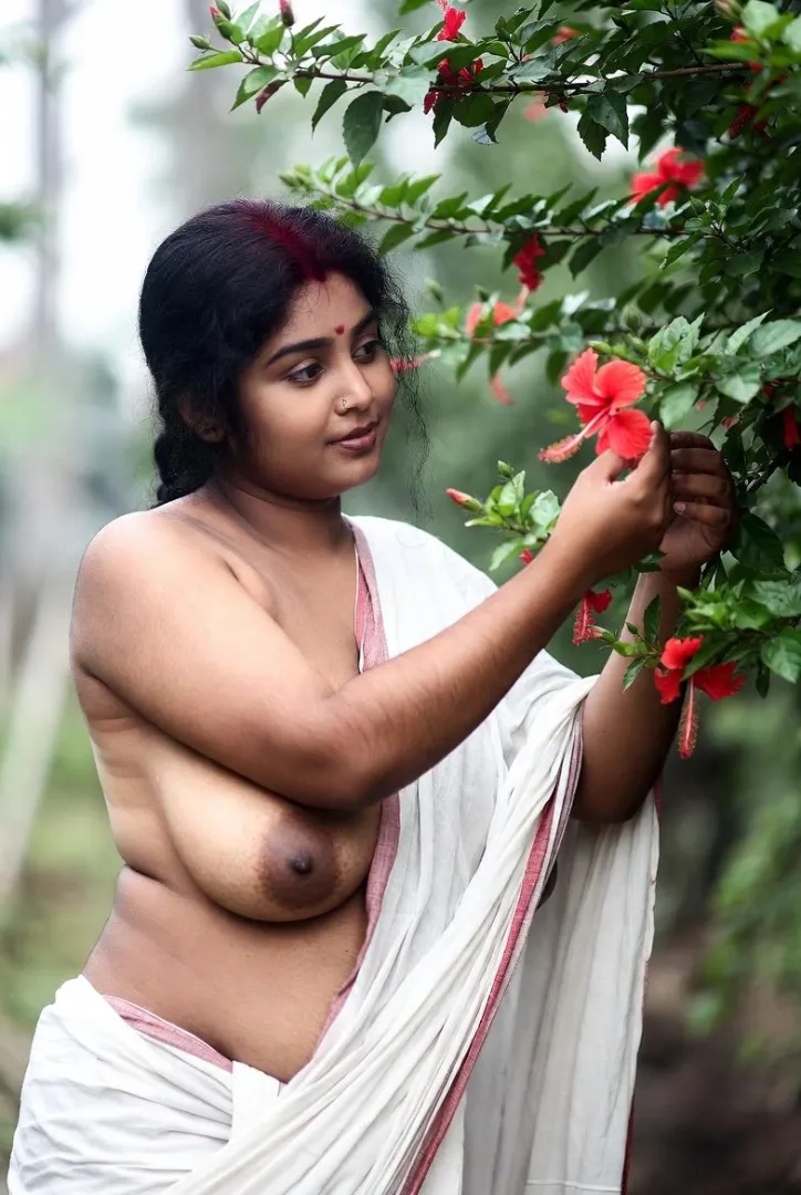 Boudi Muni with hibiscus in saree without Bra and blouse.. Wataa