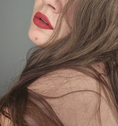 Come closer and let me give you a kiss 