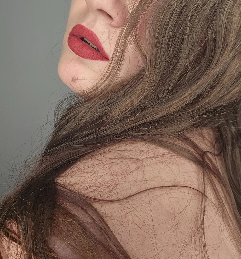 Come closer and let me give you a kiss 