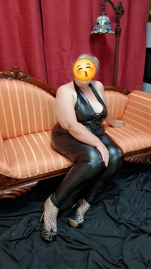 Come sit at my feet, wallet out