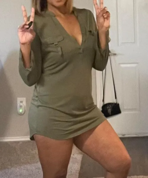 (F) - my charlotte hotwife is super bored today. South charlotte. Wheres the fun?