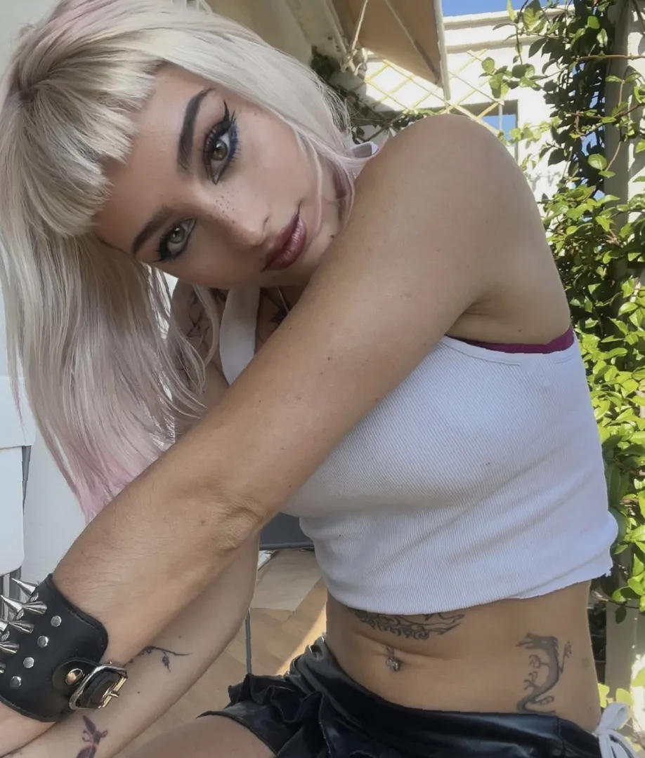 F188 Can’t host but down for fwb vibes if you’re nearby - active on instta rn: .elenazexel'.