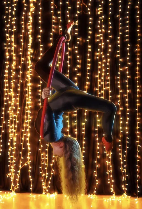 Hanging between strength and balance