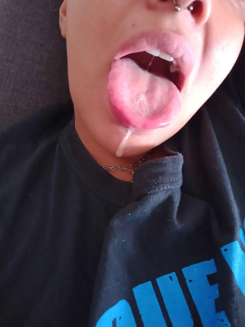 I want to see it slowly fall into your mouth and you swallow.