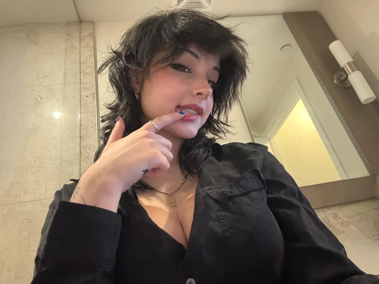 i wear black so u focus on me ;)