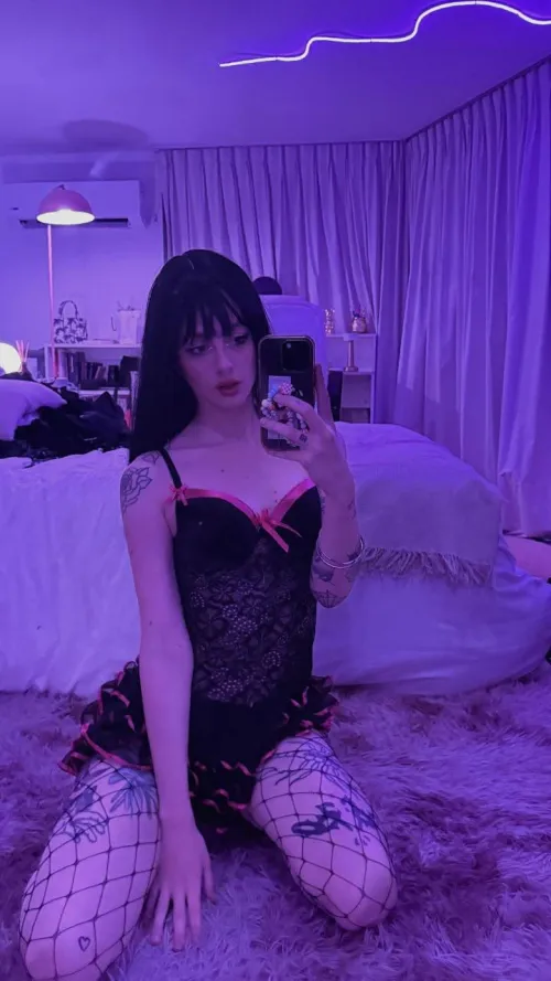 Looking for someone nearby w/ hosting abilities go instta for real chat: .lunaoryel'.