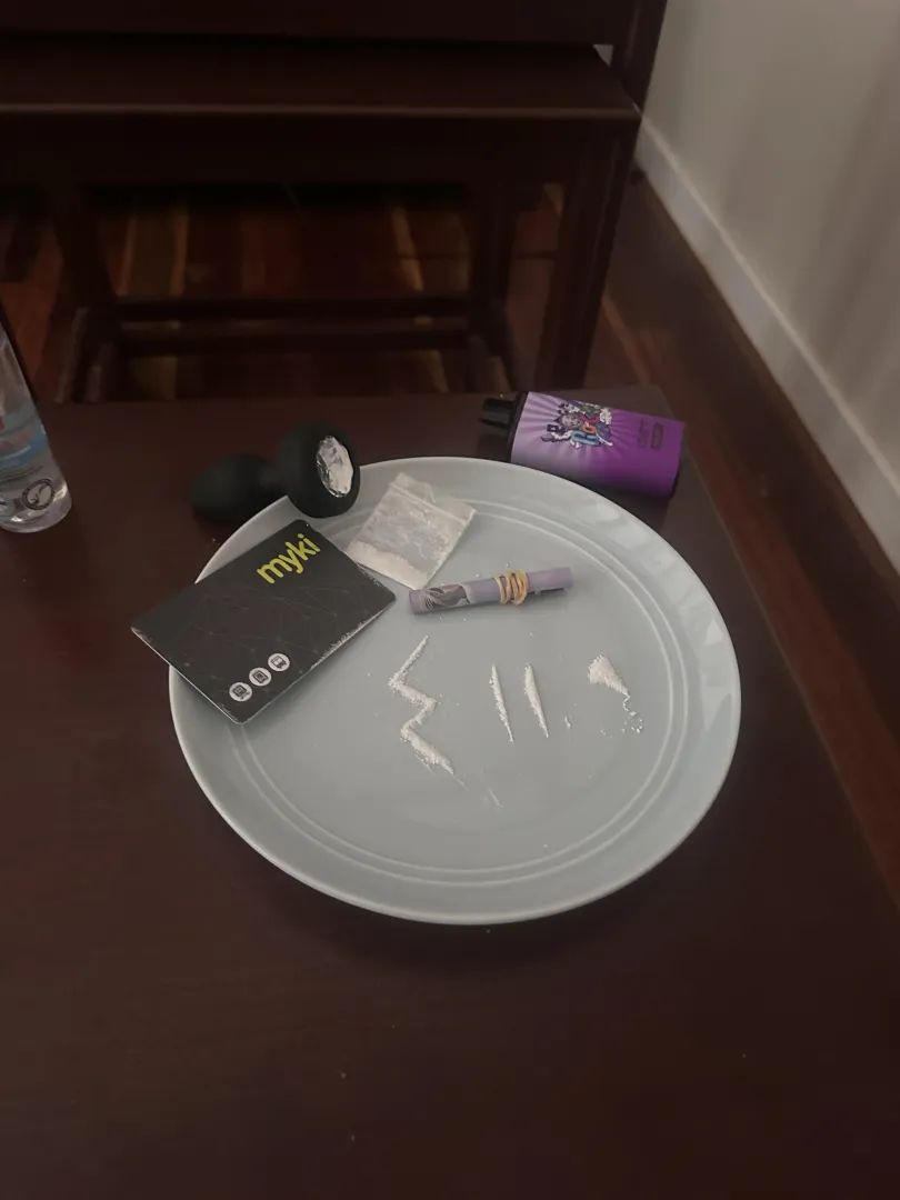 M32 getting high and horny who else is doing some lines?