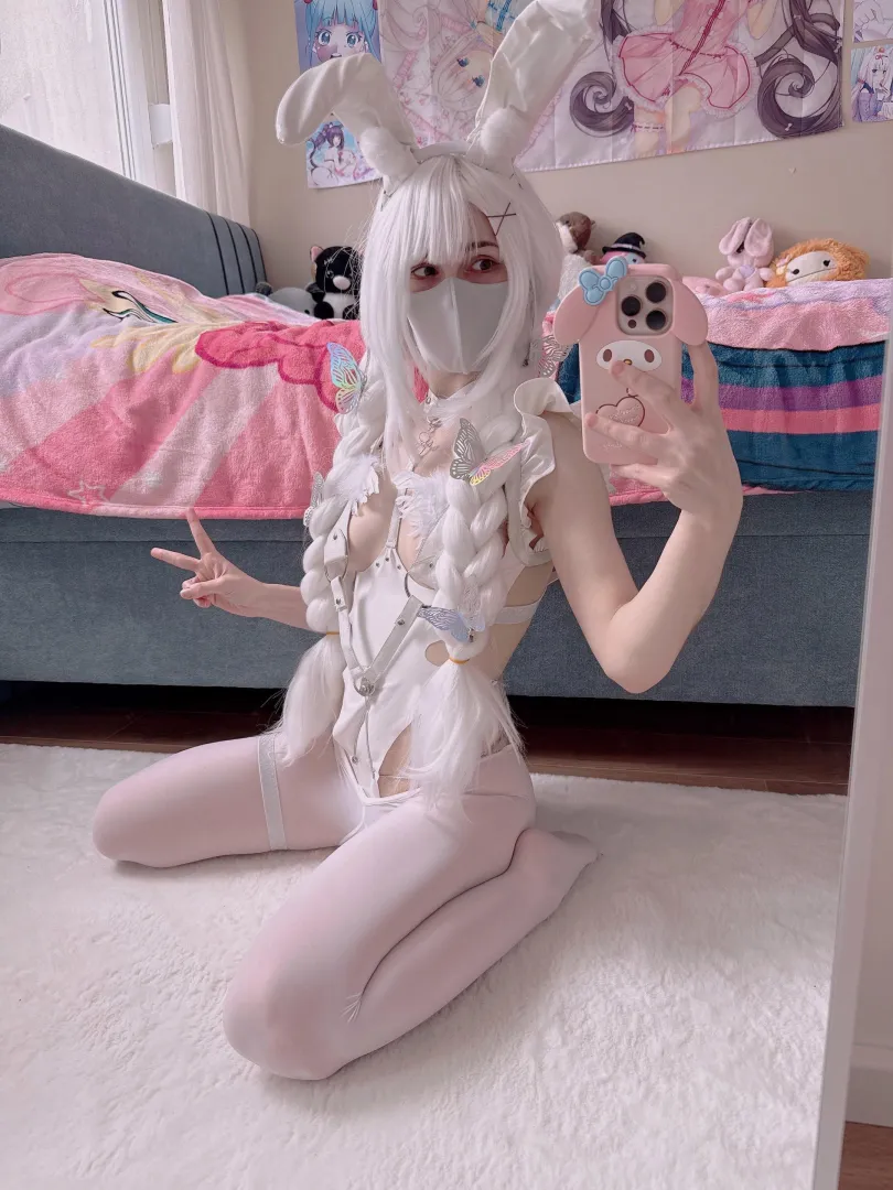 My little latex outfit is so pretty and nice.