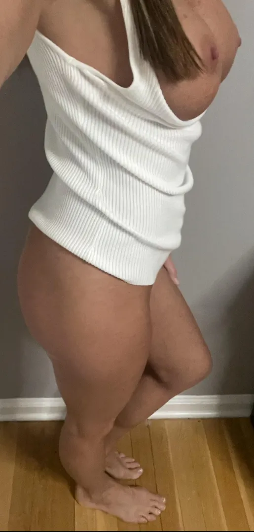 [NeighborhoodMILF] Thursday’s morning look is always way more fun than the one my coworkers get ...