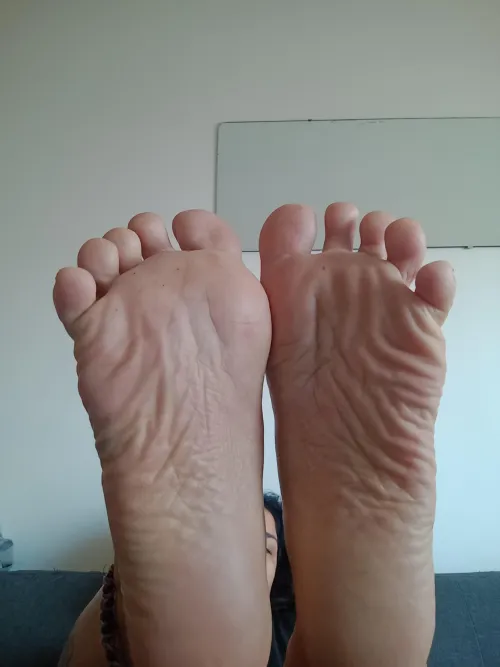 Run your tongue between my fingers... My feet size 35