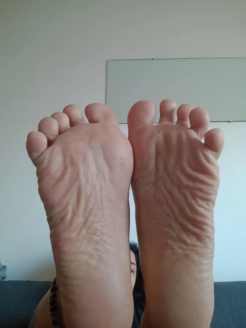 Run your tongue between my fingers... My feet size 35
